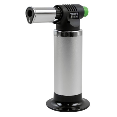 Isqueiro tipo maçarico prateado com base preta e botão verde