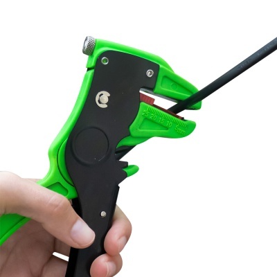 Ferramenta para desencapar fios preta e verde com escala