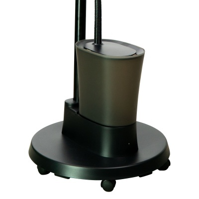 Base circular preta com rodas e estrutura cinza escuro com tubo flexível