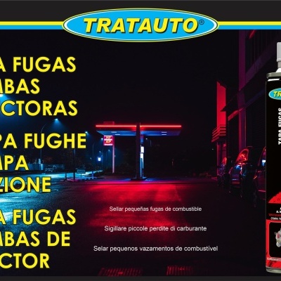 Frasco preto do produto TRATAUTO TAPA FUGAS BOMBAS INYECTORAS em frente a um posto de combustíveis iluminado à noite