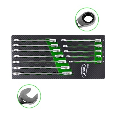 Conjunto de chaves combinadas metálicas organizadas em base preta