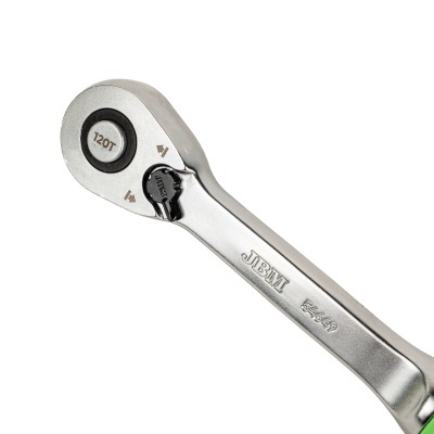 Chave de catraca metálica prateada com inscrição e marca