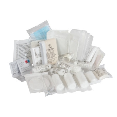 Conjunto de primeiros socorros com diversos produtos embalados individualmente
