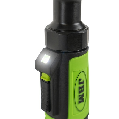 Ferramenta elétrica com punho preto e verde e marca JBM