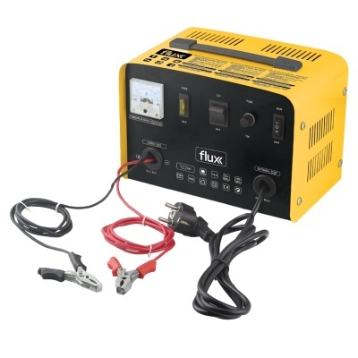 Carregador de bateria amarelo e preto com cabos e garras vermelhas e pretas