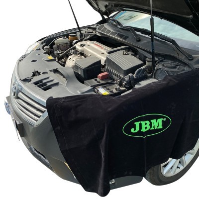 Carro cinzento com capot aberto e proteção preta com logo JBM verde.