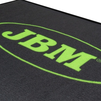 Tapete cinza escuro com logotipo verde JBM