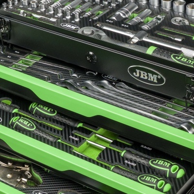 Conjunto de ferramentas JBM com chaves e soquetes organizados em caixa verde e preta