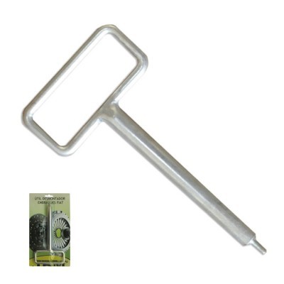 Chave metálica prateada para abertura de tampas com embalagem verde