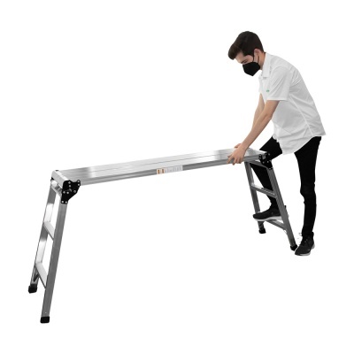 Escada de metal prateada com homem a usar máscara