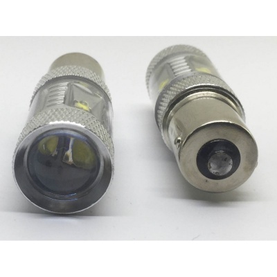 Dois bulbos LED metálicos prateados com detalhes amarelos, sobre superfície branca