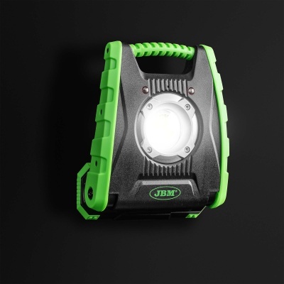 Lanterna portátil preta com detalhes verdes e luz LED branca