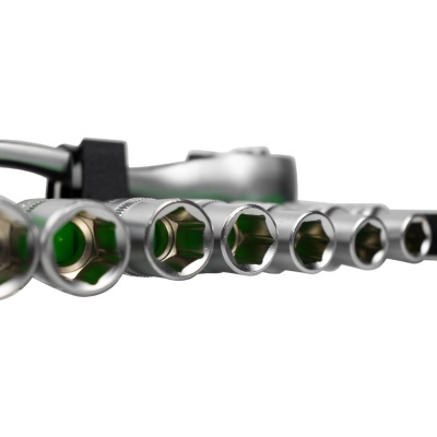 Conjunto de chaves de caixa cromadas alinhadas.