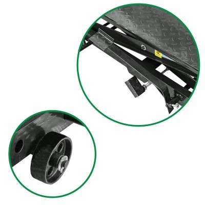 plataforma metálica preta com textura antiderrapante, roda preta e pedal metálico