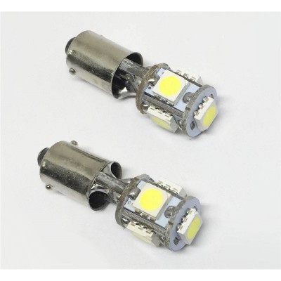 Duas lâmpadas LED automóvel prateadas com painéis amarelos em fundo branco