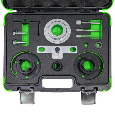 Conjunto de ferramentas organizado em estojo rígido preto com interior verde