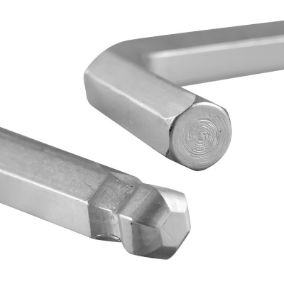 Duas chaves hexagonais metálicas prateadas em fundo branco