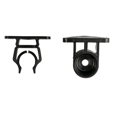 Peça plástica preta vista de dois ângulos em fundo branco