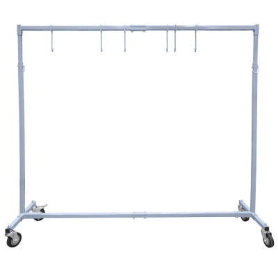 Estrutura metálica branca com rodas e ganchos para pendurar objetos