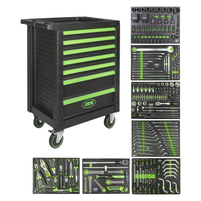 Carrinho de ferramentas preto com gavetas verdes e várias ferramentas organizadas em molduras.