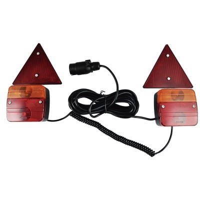 Conjunto de luzes traseiras com placas triangulares e luzes retangulares ligadas por fios