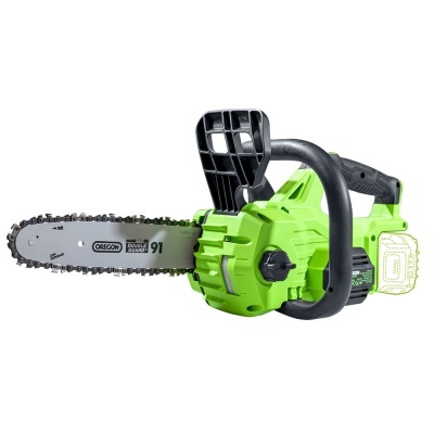 Motosserra elétrica verde com lâmina cinzenta e cabo preto