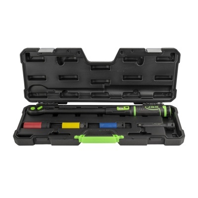 Conjunto de chave dinamométrica com estojo preto e detalhes verdes, com adaptadores coloridos