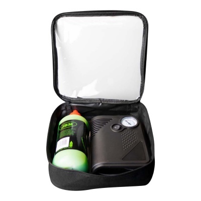 Conjunto de compressor de ar e garrafa verde em estojo preto aberto