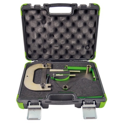 Maleta preta e verde aberta com ferramentas metálicas e espuma acolchoada no interior.