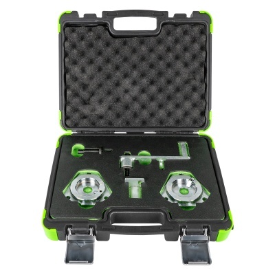 Conjunto de ferramentas metálicas e plásticas em estojo preto com detalhes verdes