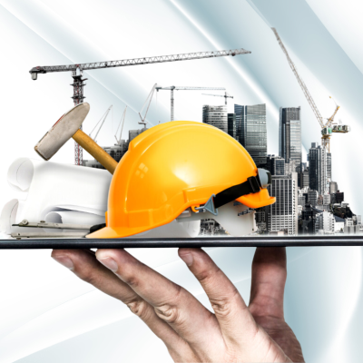 Capacete amarelo e modelo de construção com martelo e plantas sobre base preta nas mãos