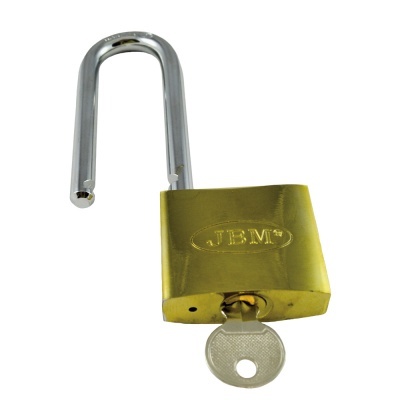 Cadeado metálico dourado com haste prateada aberta e chave inserida