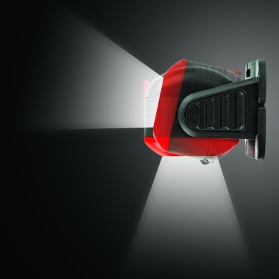 Luz LED compacta preta e vermelha com feixe de luz branco