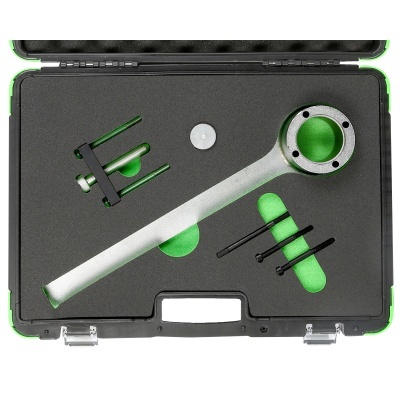 Mala preta com peças metálicas e de plástico para montagem