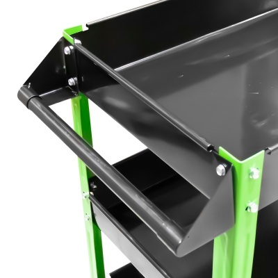 Carrinho metálico preto e verde com prateleiras e barra para empurrar