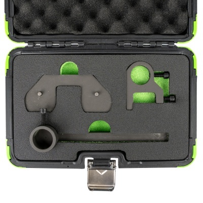 Conjunto de ferramentas metálicas pretas organizadas em estojo rígido preto com interior em espuma verde