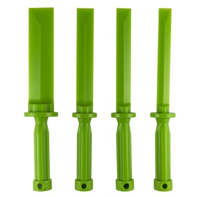 Conjunto de quatro facas de plástico verde com cabos e lâminas retas