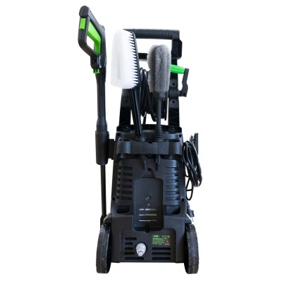 Máquina de lavar a pressão preta com detalhes verdes e acessórios de escovas