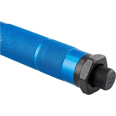 Peça tubular azul metálica com textura antiderrapante e porca hexagonal preta