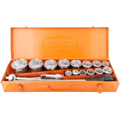 Caixa metálica laranja aberta com chaves de soquete prateadas e ferramentas