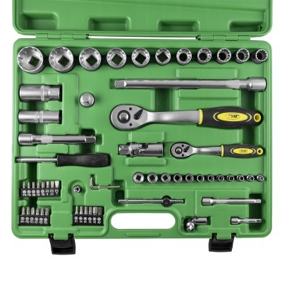 Conjunto de ferramentas com carracas, soquetes e chaves numa mala verde