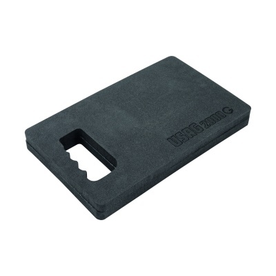 Tapete de joelhada preto com alça e texto em relevo