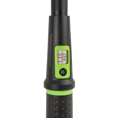 Chave dinamométrica preta com detalhes verdes e manómetro em verde