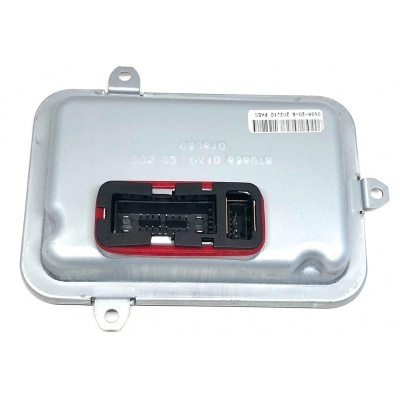 Módulo eletrónico metálico prateado com conector e etiqueta