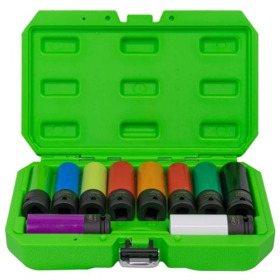 Conjunto colorido de soquetes de impacto em estojo verde aberto.