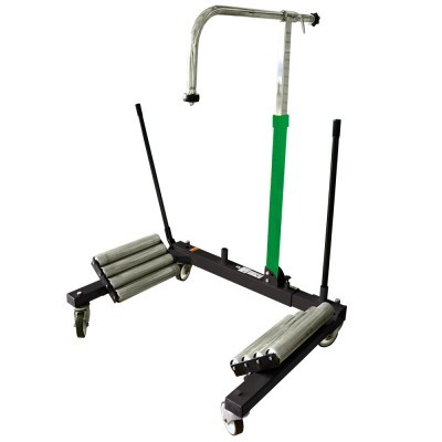 Suporte metálico para transporte de motores com rodas e rolos.