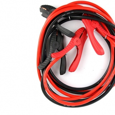 Cabos de arranque automóvel vermelhos e pretos enrolados