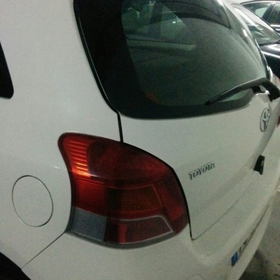 Carro branco Toyota visto de trás numa garagem