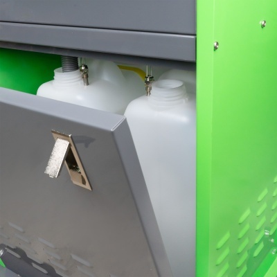 Máquina verde metálica com porta cinza mostrando recipientes plásticos brancos