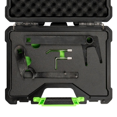 Conjunto de ferramentas de metal preto numa caixa preta com espuma verde